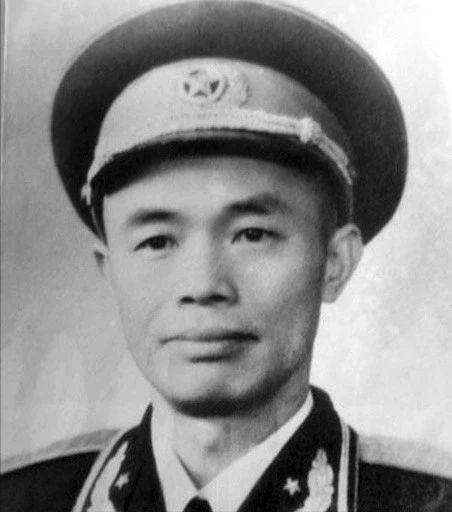 1984年，开国少将钟伟病重住院，大将黄克诚去看他。聊天时，黄克诚问钟伟