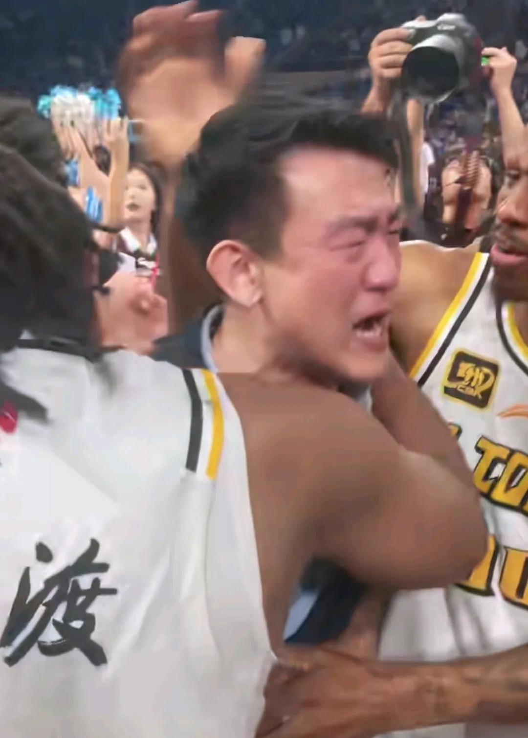 广厦夺冠，胡金秋哭了，好几年的拼搏终于摘得果实，王博哭了，承受的压力可想而知，画