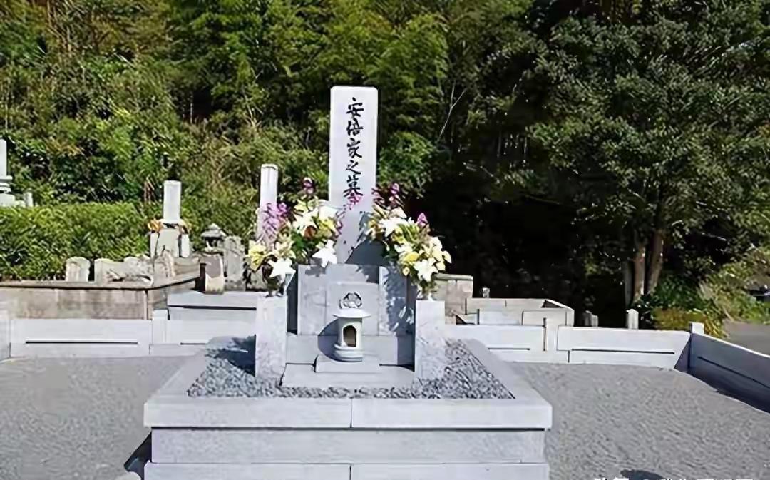 2022年7月8日，安倍晋三在奈良街头演讲时遇刺身亡。几个月后，家族墓地的照片在