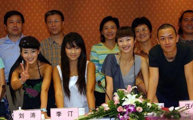 18年前没有滤镜和美颜，大家都是本色出镜，刘涛美的很显眼。​​​