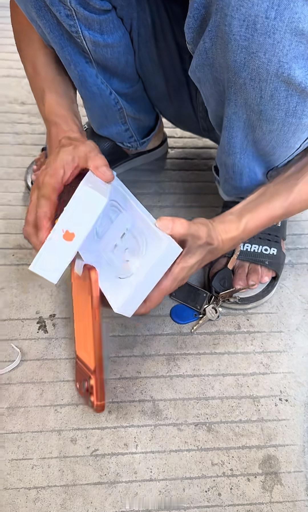 今年快递小哥应该有不少换新机的，开箱激活都是他们操作，好多粗心的打开盒子就摔机