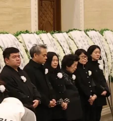 翁帆黑衣送别杨振宁,身形暴瘦难掩悲痛,身旁继子女表情肃穆北京零下4度的寒风里