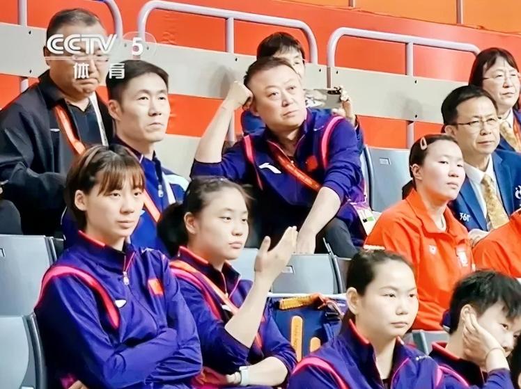 马琳太搞笑了！在女单决赛上，孙颖莎和王曼昱争冠时，马琳这个教练，也不指导下，他翘