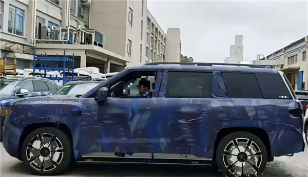 方程豹全新硬派SUV“钛9”路试谍照曝光，气场直逼揽胜！📐硬派设计：经典方盒