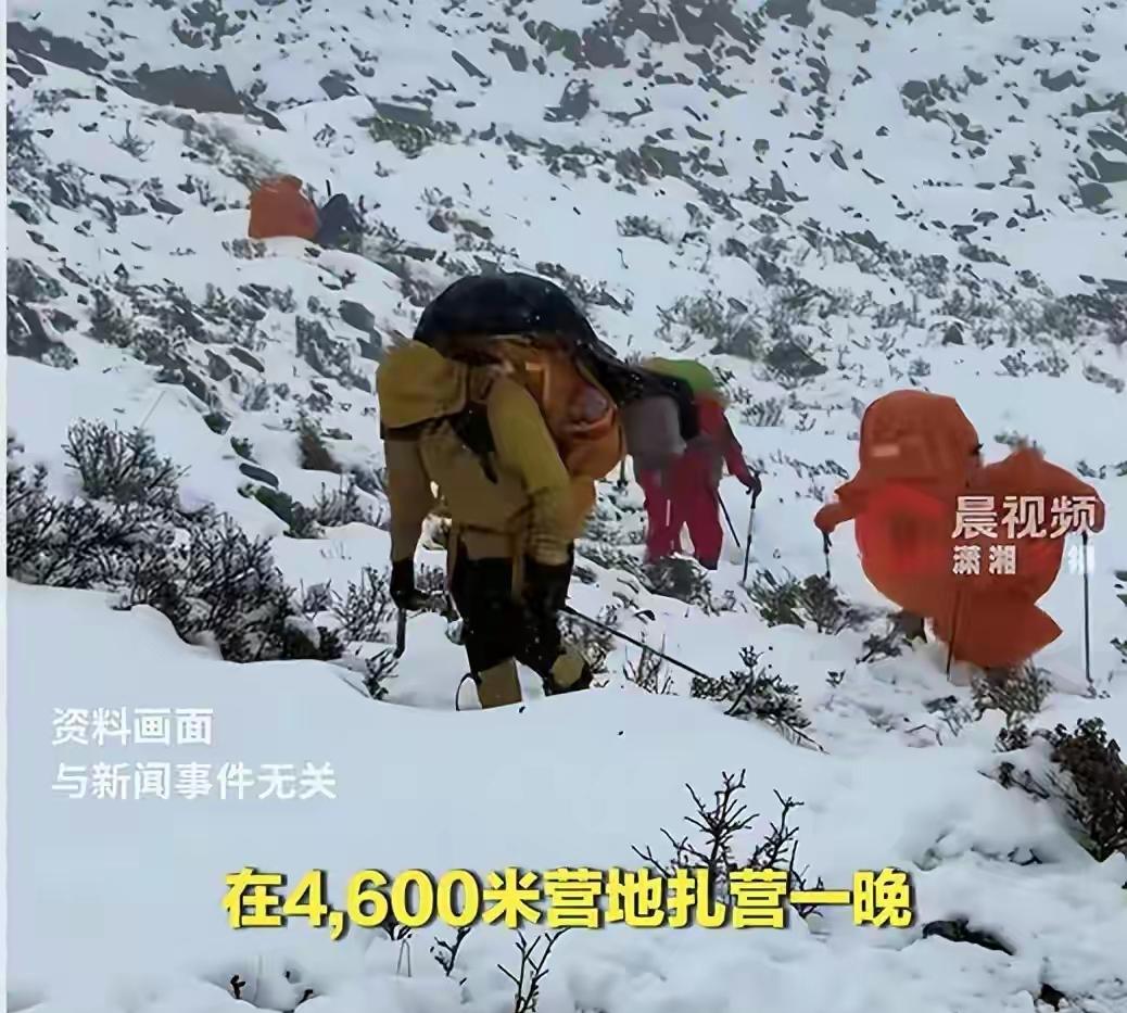 5月3日天刚蒙蒙亮，在海拔4600米的雪山上，一顶帐篷的拉链被队友缓缓拉开。