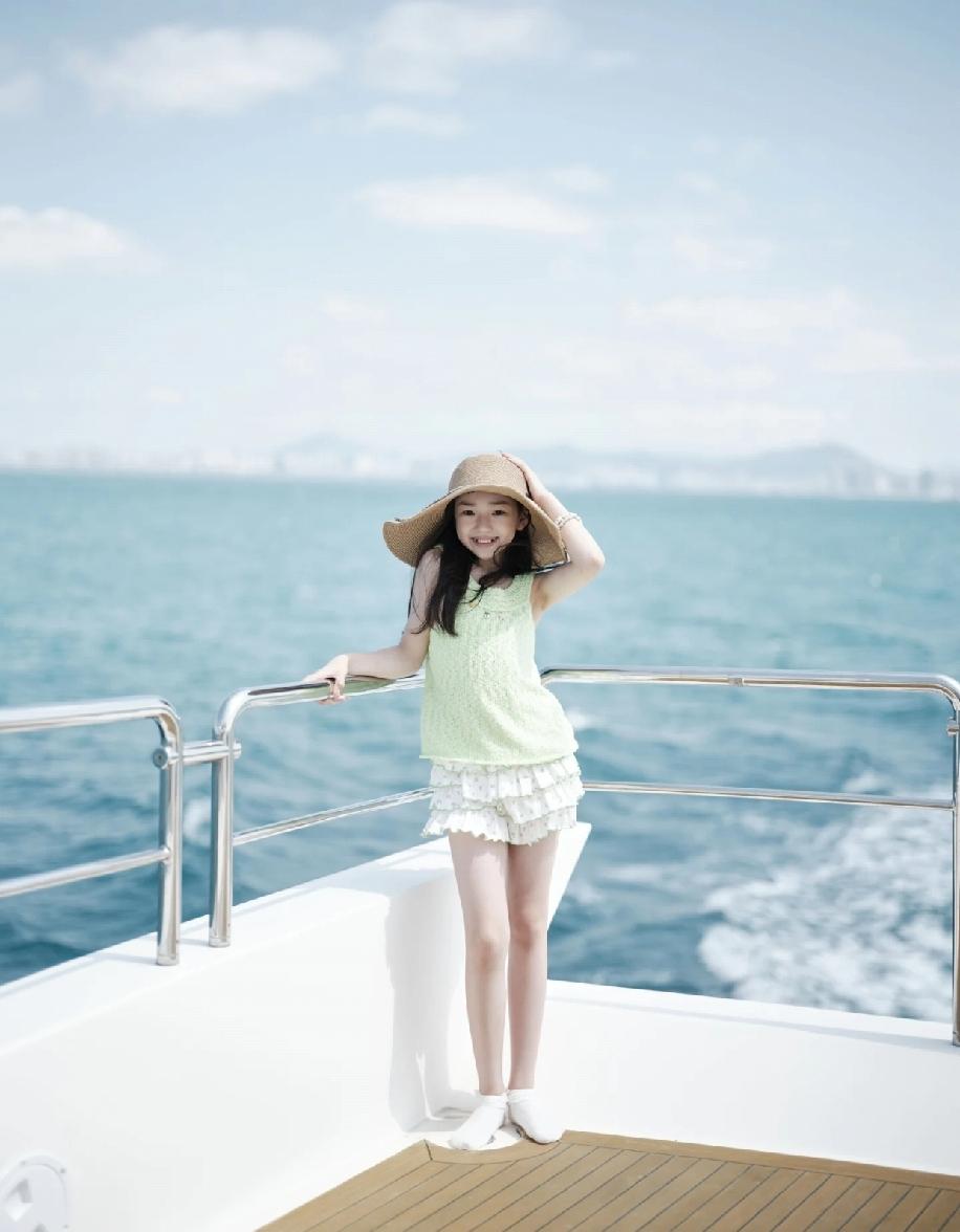 董璇完全就是把酒窝按童星在培养。不到10岁，就让她开通了自己的微博账号。