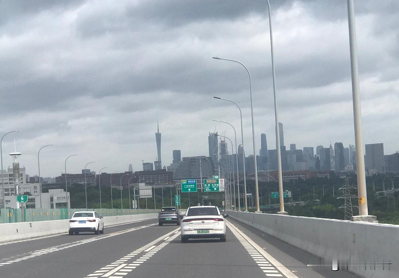 我从襄阳南下，广州立足，深圳安家。如果问这两个兄弟般的城市谁更包容，我仍然觉得是