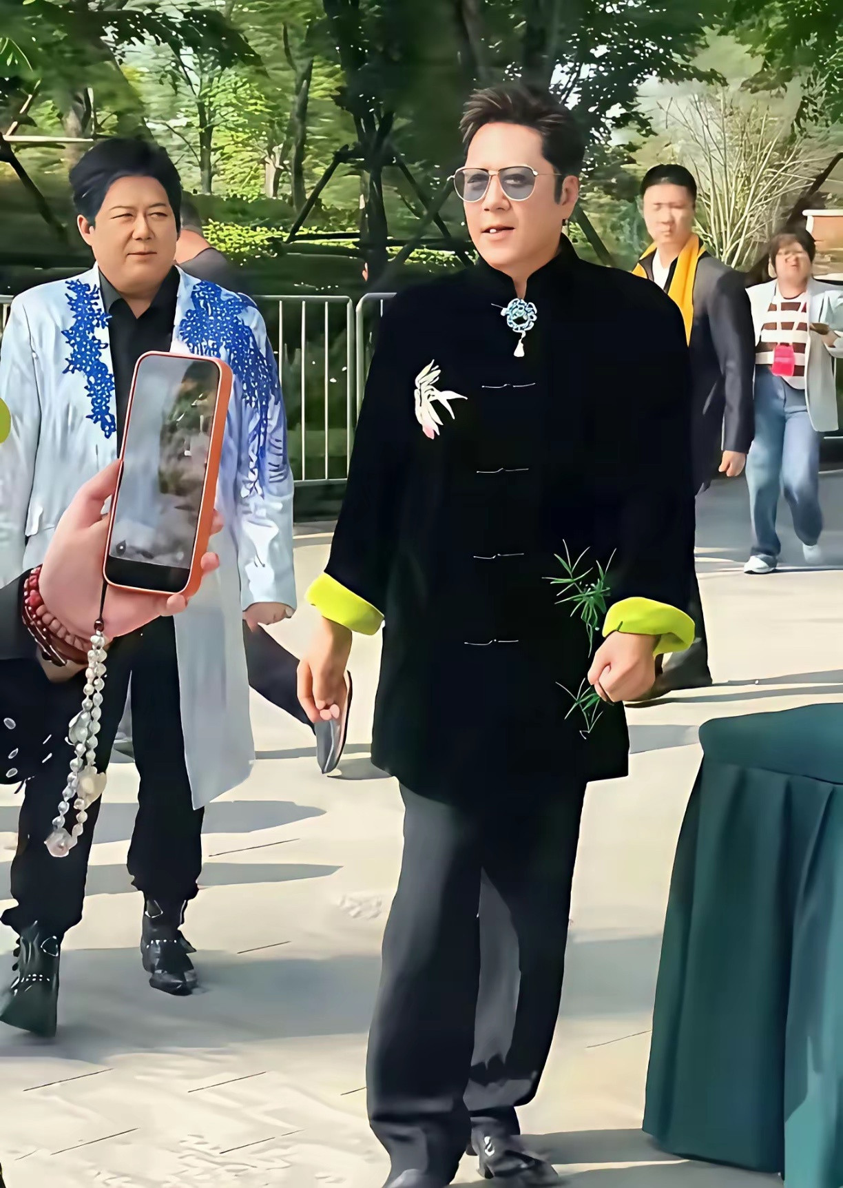 他真的就从未穿对过衣服，快60岁了有点像中年大妈样，没有男人的阳刚之气，穿的花里