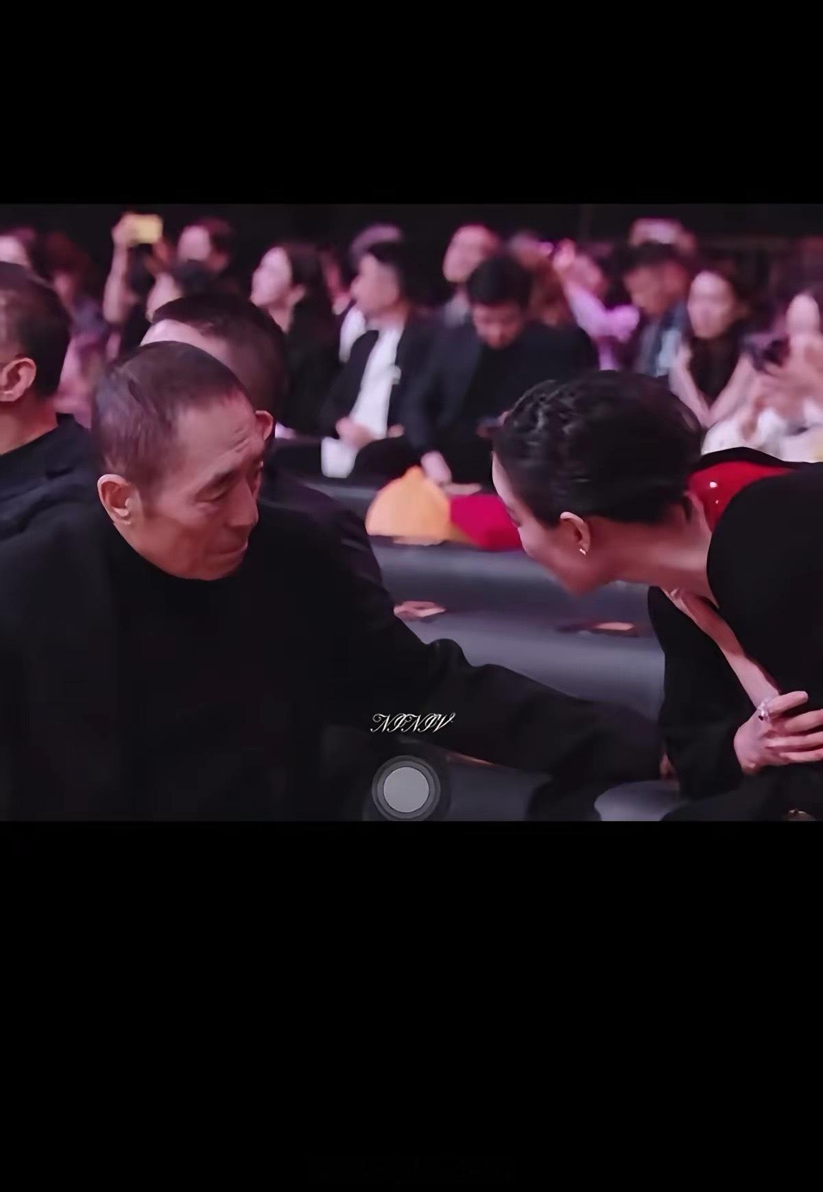 倪妮还是很谨慎的，和张艺谋大导演交流时，手盖胸口。张导什么大场面没见过，其实倪妮