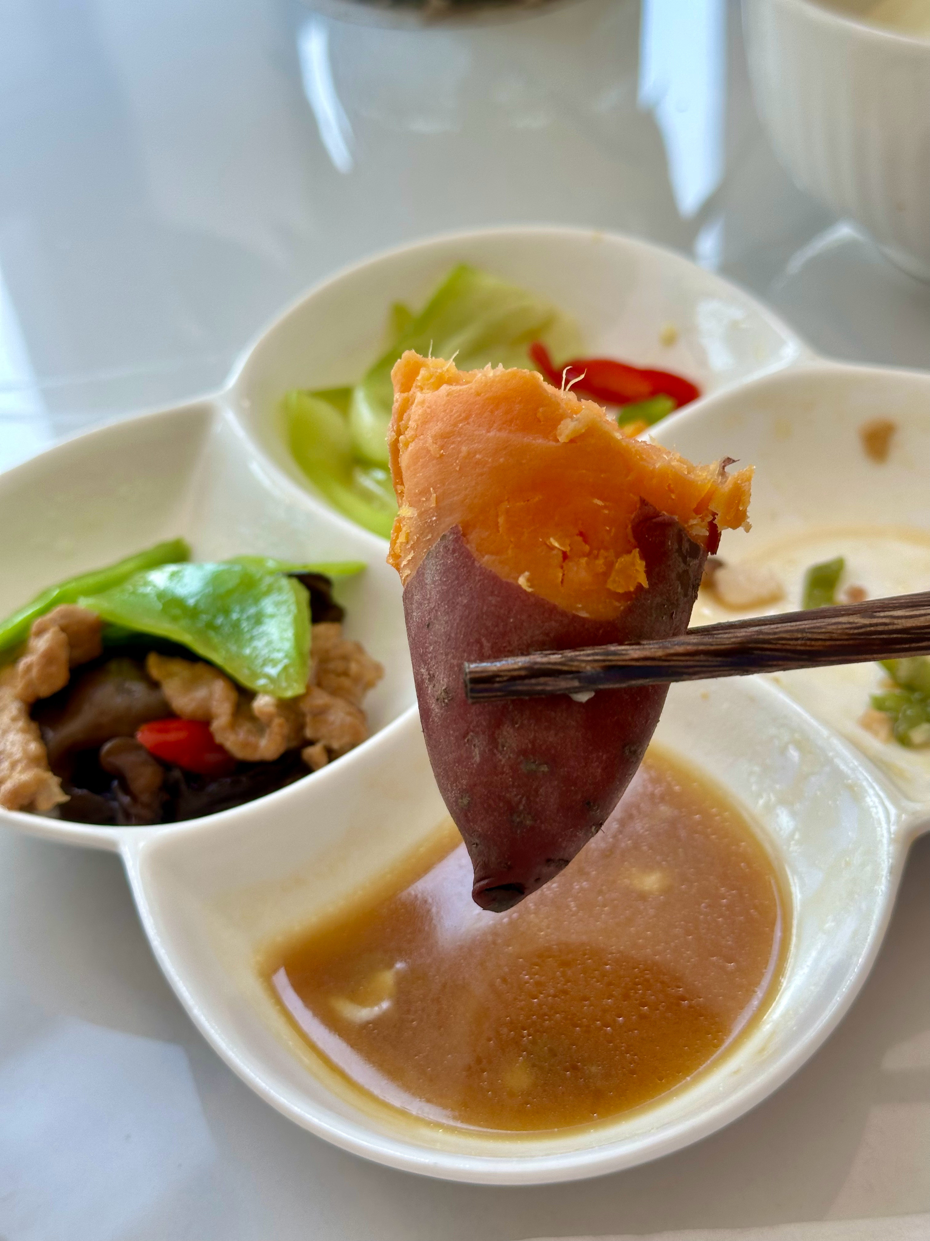 人是铁，饭是钢，到时不吃饿得慌。扛着饥饿赶回食堂吃午饭，山东馒头蘸红烧鱼块汤，美