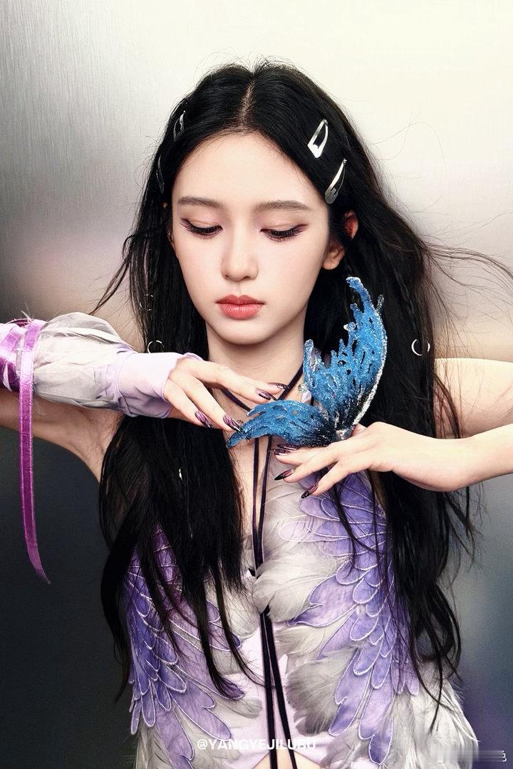 周也是电竞文女主吧同样是打游戏，周也身上独有的疏离感，让普通的对局瞬间有了小说