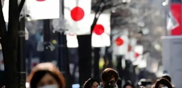 日媒报道中国五一假期，有人定好的航班却被取消。日本网友嘲讽道：只要中国人别来日本