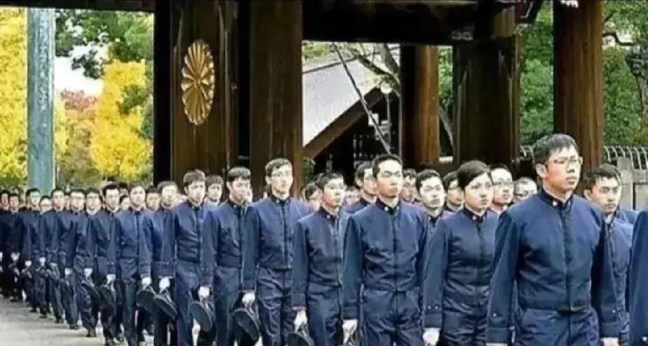 当日本从上至下还在年年参拜靖国神厕，教育他们的子子孙孙侵华战争的挑起者和参与者都