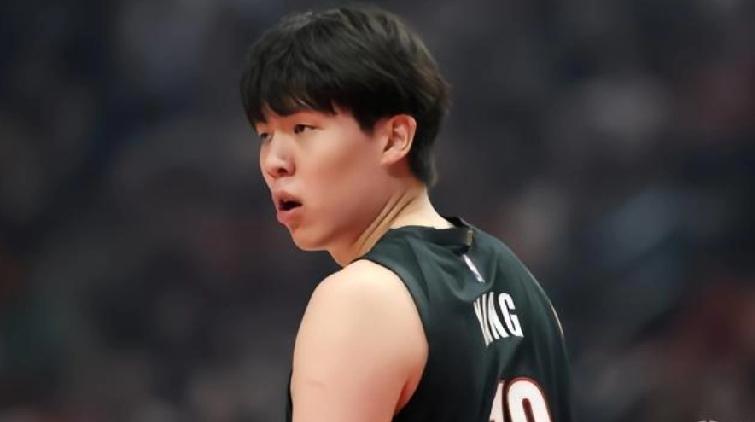 队记都忍不了了！选了杨瀚森却当“工具人”，开拓者这波操作脸疼吗？都说开拓者把