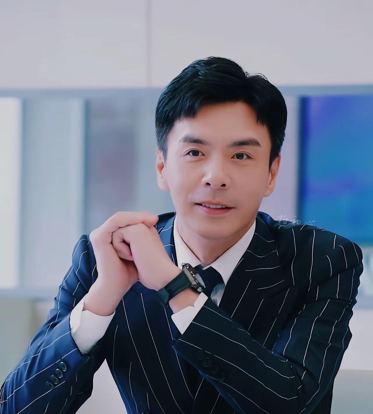 很多人都在呼吁东方卫视把曹可凡换了，跨年演唱会的舞台真的太不适合他了，毕竟主持人