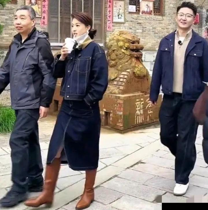 46岁的央视主持人张蕾和她的富豪老公正在逛街。是老毕为二人牵的线，搭的桥，成就了