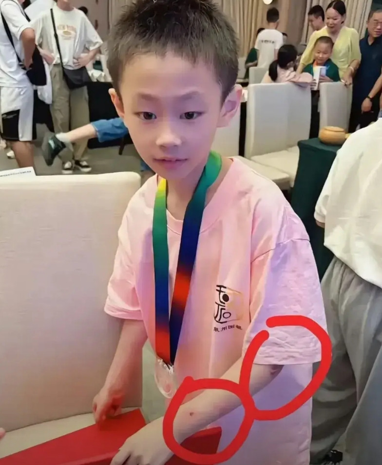 本以为小孩子早逝就很可怜了，没想到还是围棋天才少年，更没想到他离世的原因竟然是因