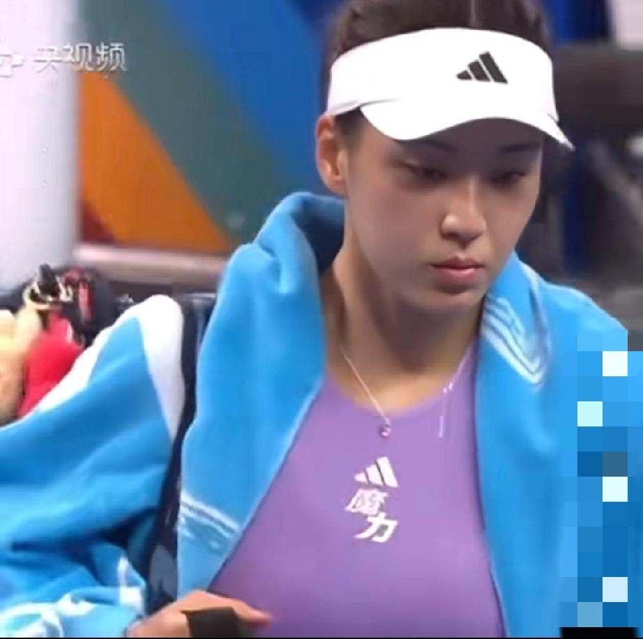 输球后的王右美女显然不是很开心，离场的时候脸上的表情冷的可怕，从来没有看到过她这