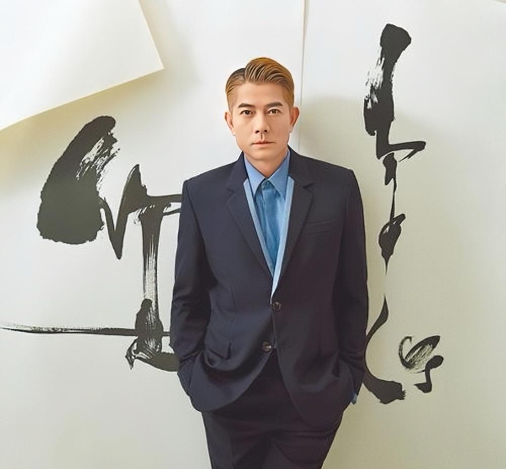 郭富城与书法合影的旧照，他写的字像跳舞一样。郭富城太优秀了，不仅能唱会跳，还会