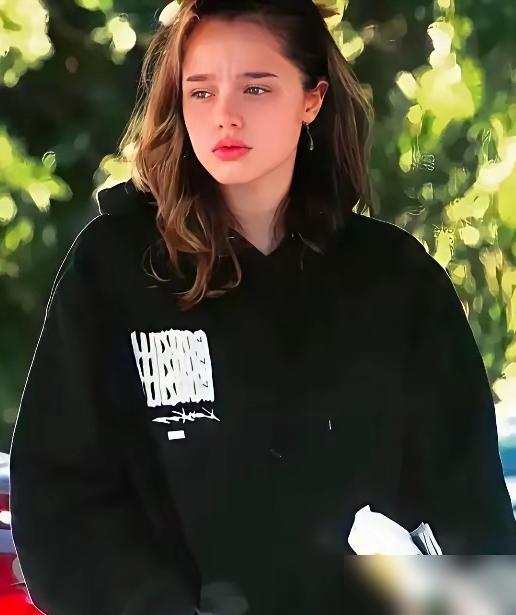 谁敢信？皮特和朱莉那成天眉头紧锁的女儿希洛，撕下伪装竟是个绝对的“舞台疯批”。