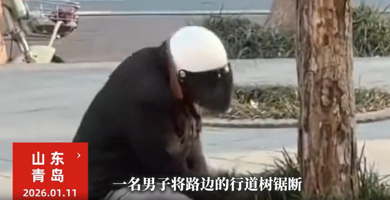 山东青岛，一女子在路边行走时，突然发现一名男子坐在路边举动相当怪异，开始还以为他