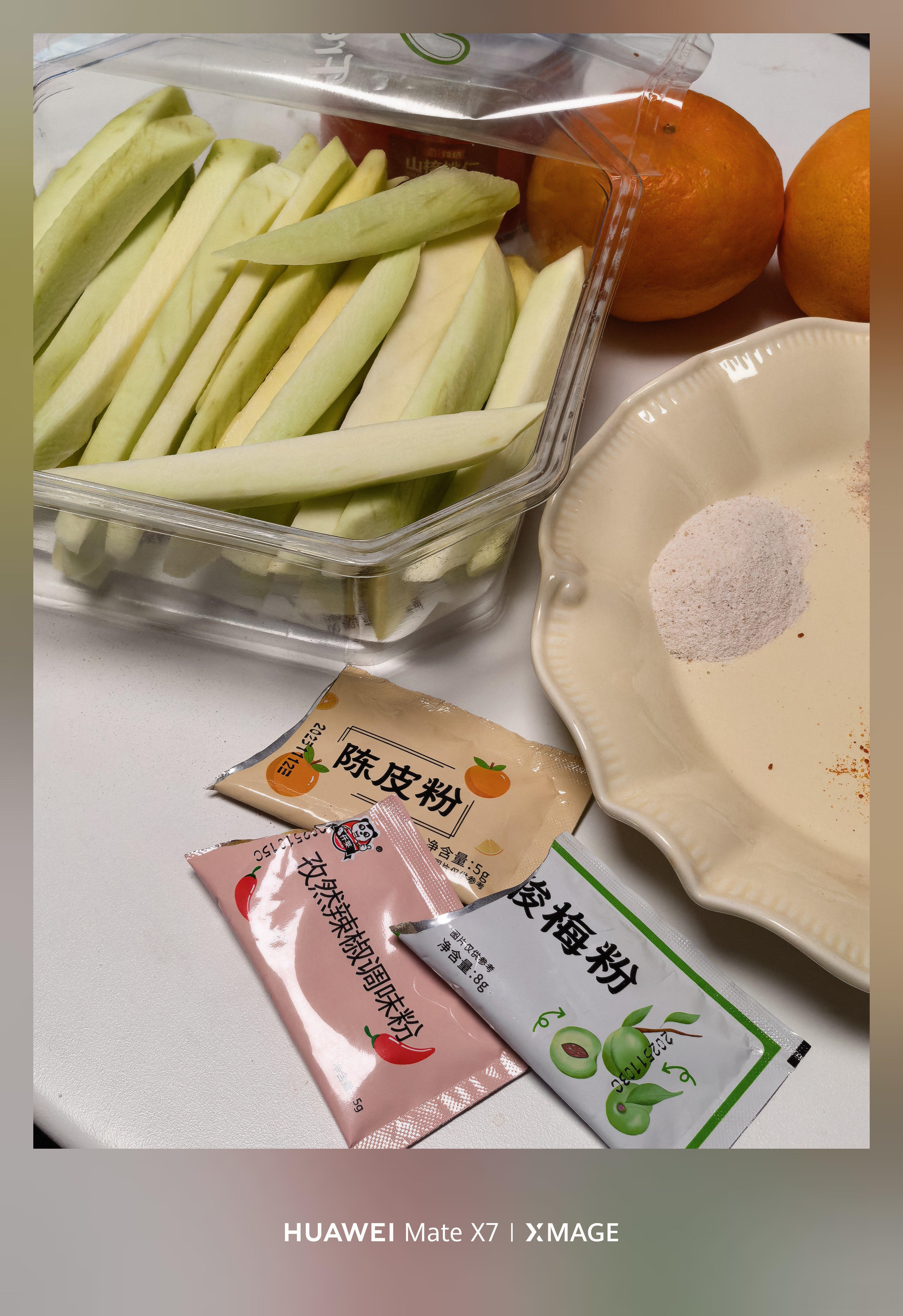 山姆卖的芒果条，配了酸梅粉、陈皮粉和孜然辣椒粉…？好美丽的精神状态。