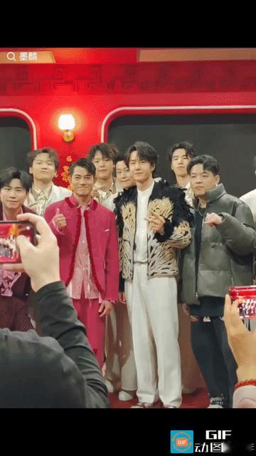 郭富城和王一博春晚同台跳舞火爆全网，王一博粉丝希望王一博能成为世界舞王，火爆全世