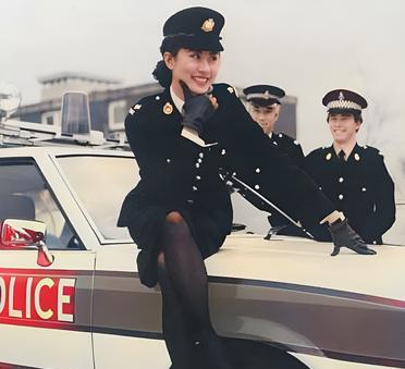 这位坐在警车上，颜值极高的女子曾在1980年的香港小姐比赛中获得亚军的好名次。她