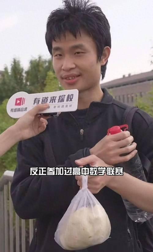 韦东奕被传年薪60万，听着确实唬人。可真去北大官网查查，讲师月薪也就两万出头