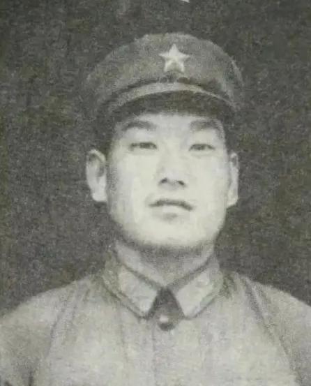 云南麻栗坡陵园的管理员张子培，有个坚持了十多年的怪习惯：每次打扫到十七排十三号，