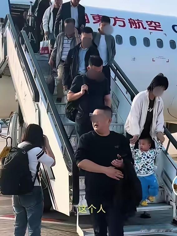 为难空姐的欧某庐山真面目原来是这样膀大腰圆，比较富贵的面相倒不像是为难人的样