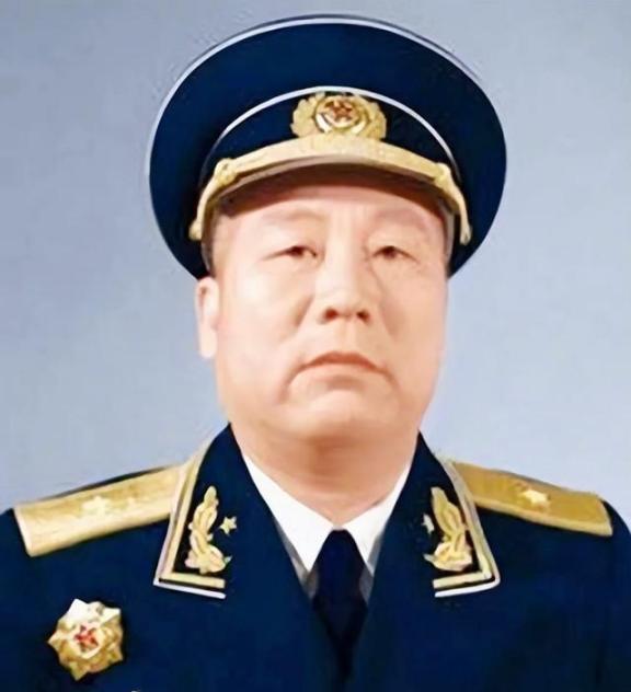 1945年，中苏军方宴会上，苏军和曾克林开玩笑，“你喝一杯酒，我就给一座军火库。