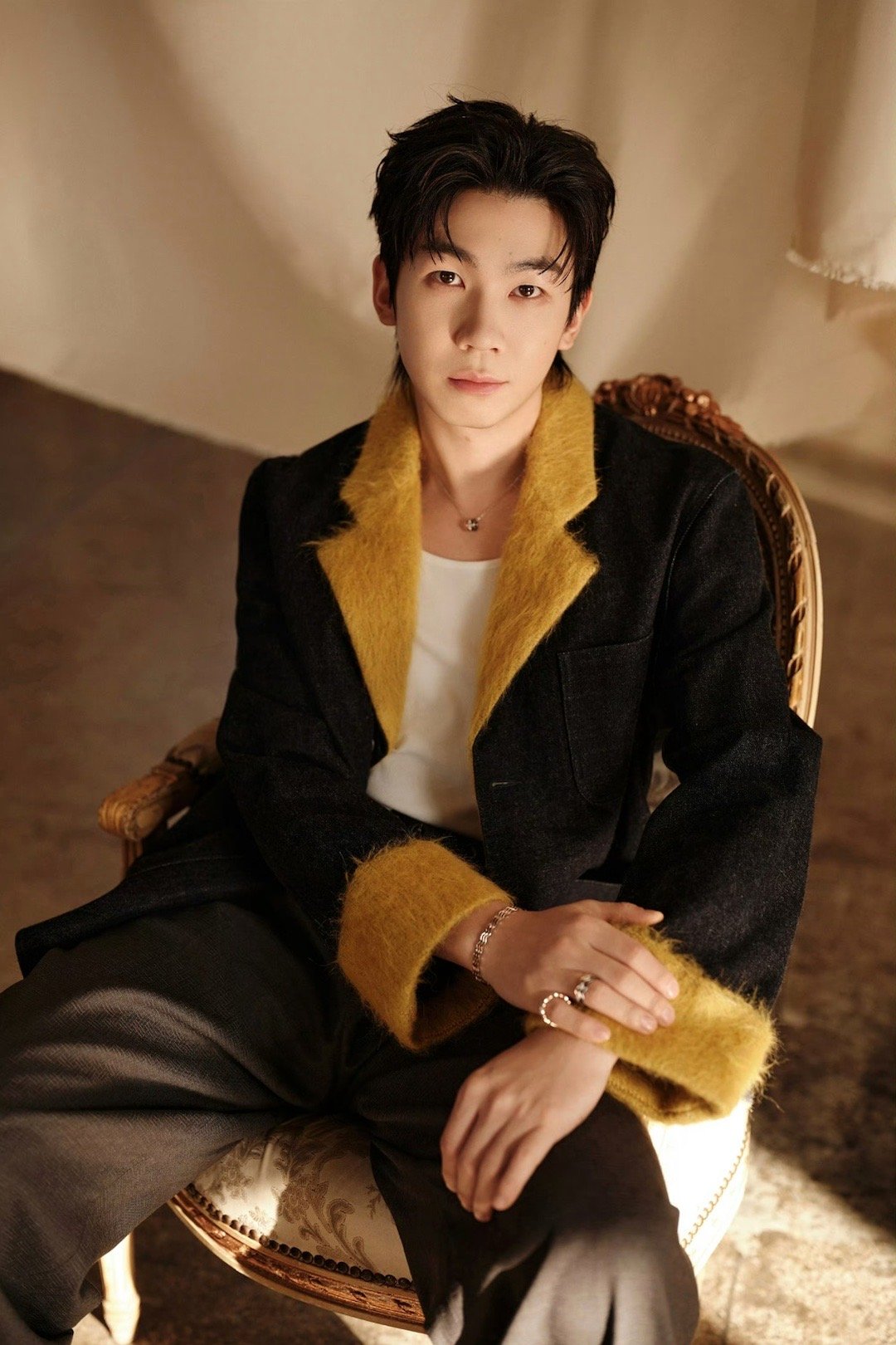 建议查查造型师是不是在玩穿搭版俄罗斯轮盘！每次给白举纲搭的衣服都像在时尚雷区蹦迪