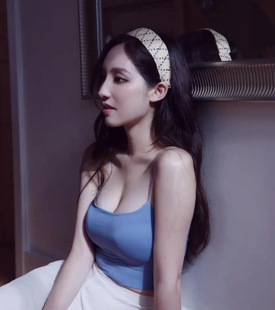 #夏日生活打卡季#有着“音乐女神”之称的海儿，为《中年好声音3》担任评审走入公众