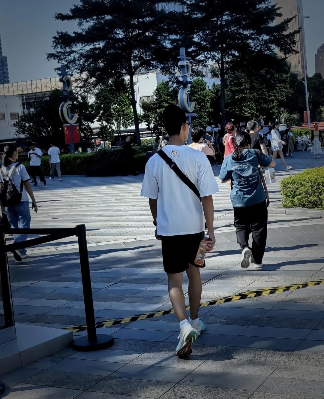 不知道儿子在大学受到什么高人的指点，我和他爸爸都招架不住了！​他也太拼了！