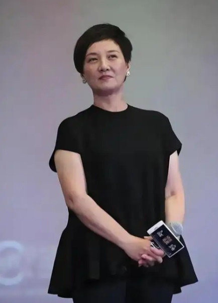 1995年，邓婕看中了北京奥森公园一处地产，5000块一平，张国立拼命接戏筹了5
