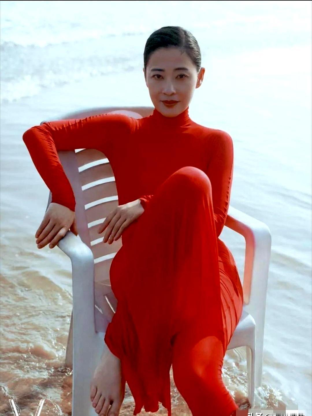 都说中年女演员没市场了？看看梅婷这身红裙，脚趾都涂着精致指甲油，那股子松弛又明