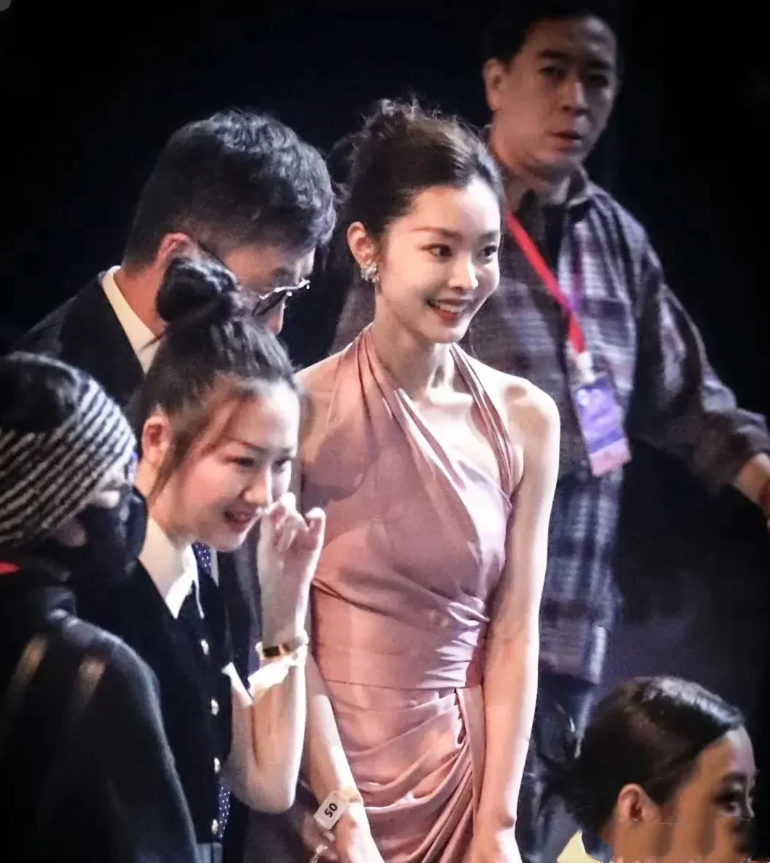 感觉她这个颜值实属一般，在美女如云的娱乐圈中，确实很平常，和漂亮两个字压根不沾边