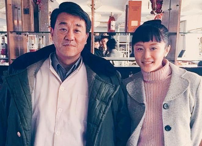 有一天，何冰参加同学聚会，一个女生拍着何冰肩膀说：“何冰，我都快30岁了，要不你