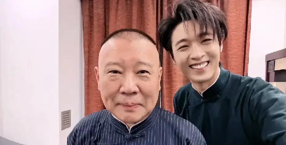 秦霄贤半夜推开德云社后台的门，郭德纲抽着烟说：你小子综艺赚够了，回来抢我饭碗？