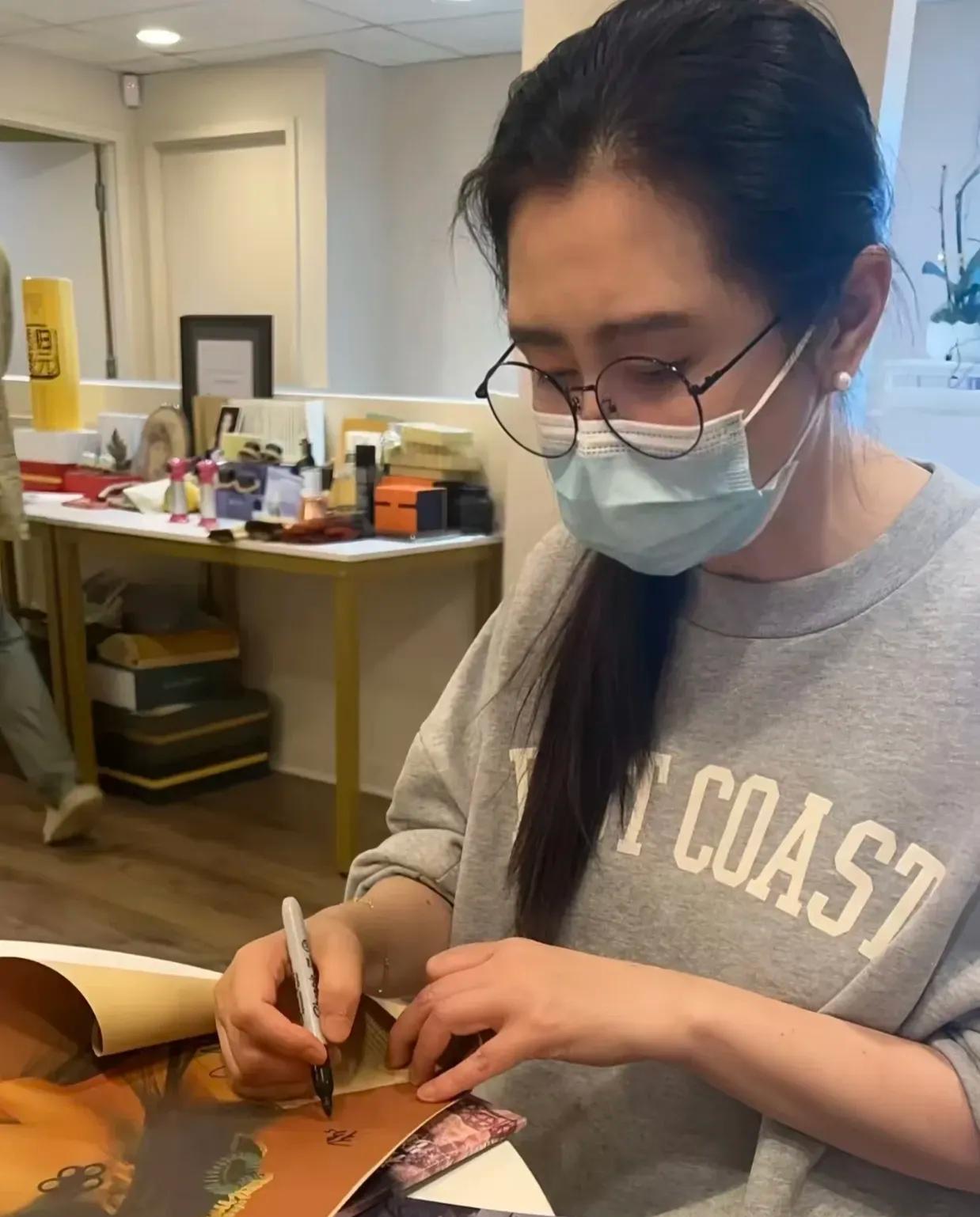 57岁的王祖贤真的很让人佩服王祖贤在台北开了一家艾灸馆，生意很好。每天只接