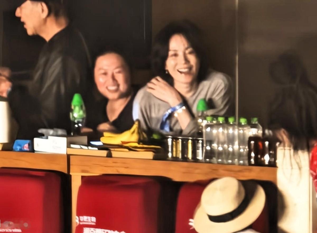 王菲来了，宋丹丹来了，黄渤、宋佳、张碧晨、杨坤、屠洪刚、管虎、梁静、殷秀梅也全来了。不知道的，还以为