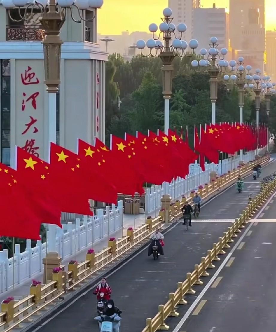 一个大同人被太原的迎泽大街惊呆了。山西第一，全国第二的太原迎泽大街，国庆的气氛