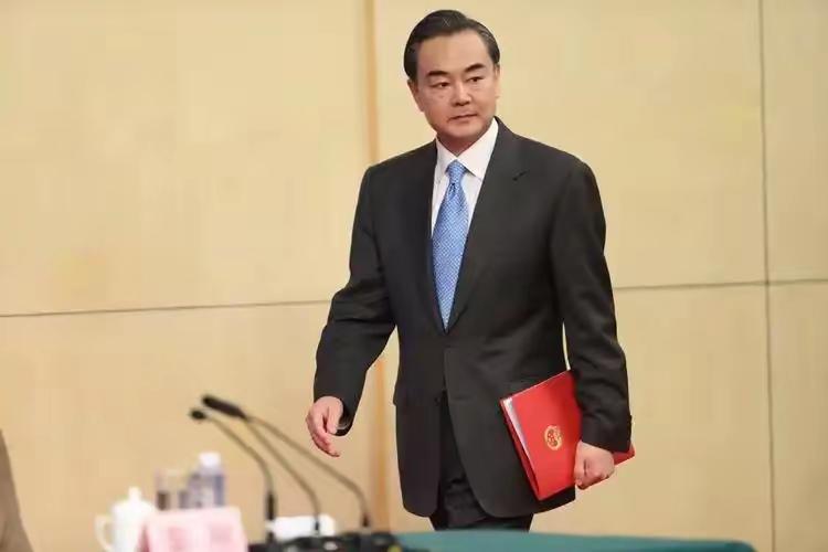 团灭！王毅一人单挑日本外相防长，完胜！慕尼黑的交锋，直接把日本代表团打成了哑巴。