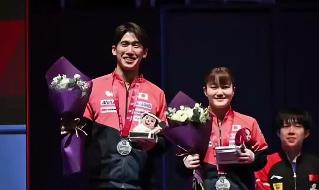 日乒小将晒孙颖莎照片，中国球迷炸锅！她把孙颖莎的照片放进年终总结，配文“继