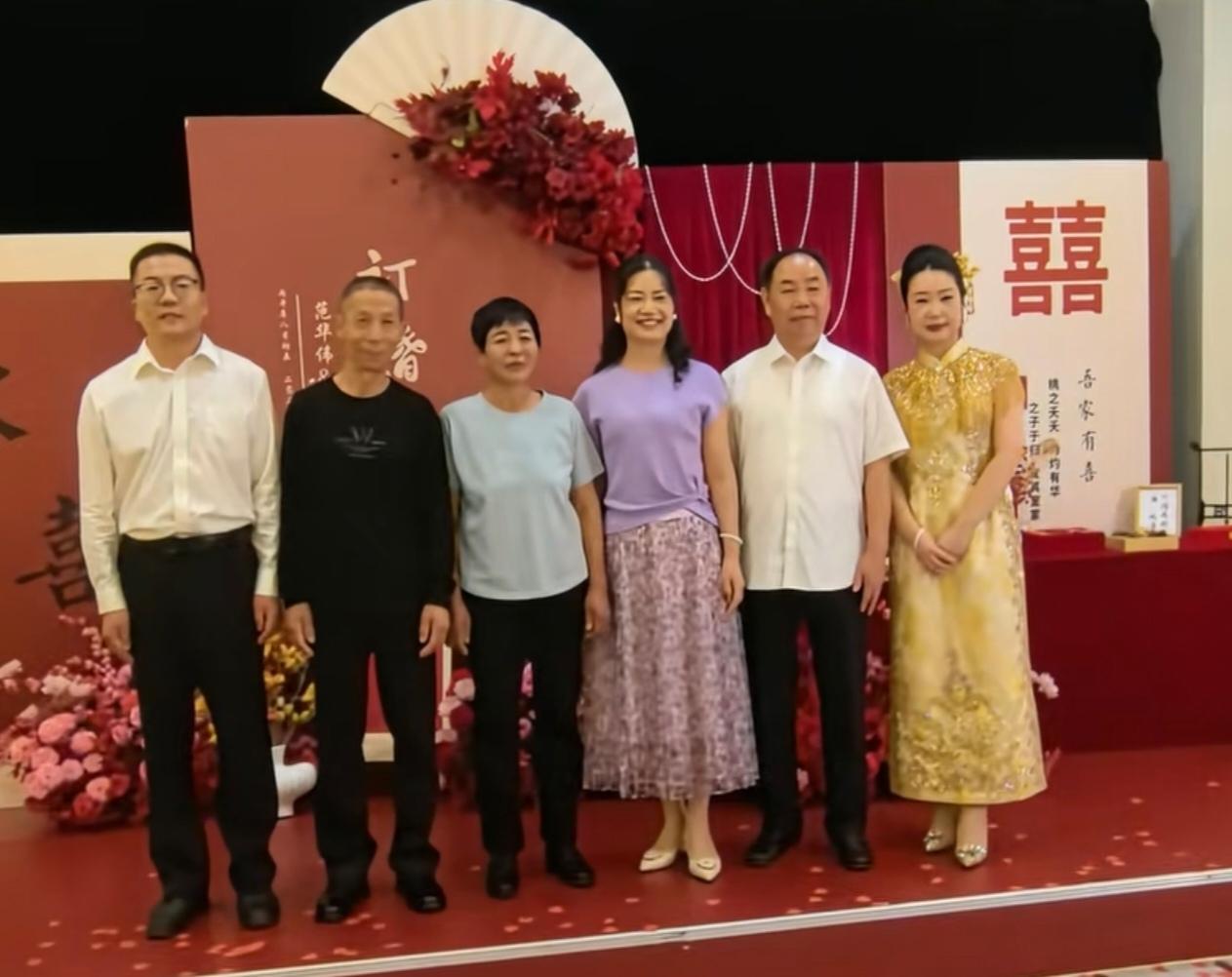 到底是谁订婚？我看了三遍也没找出两个孩子来，怎么感觉孩子不年轻、父母不老呢？