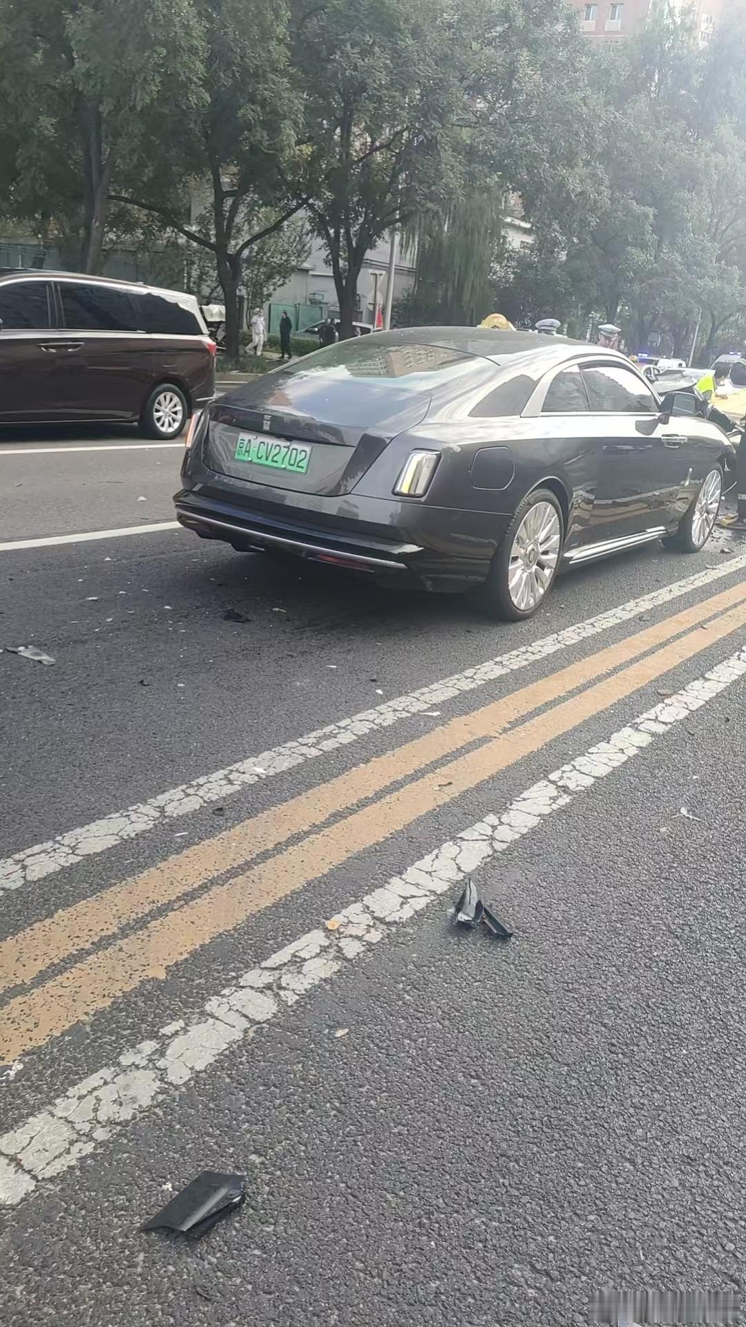 陈震劳斯莱斯发生车祸陈震闪灵逆行，对撞白色比亚迪看到网络上有比亚迪内饰鲜血飞溅