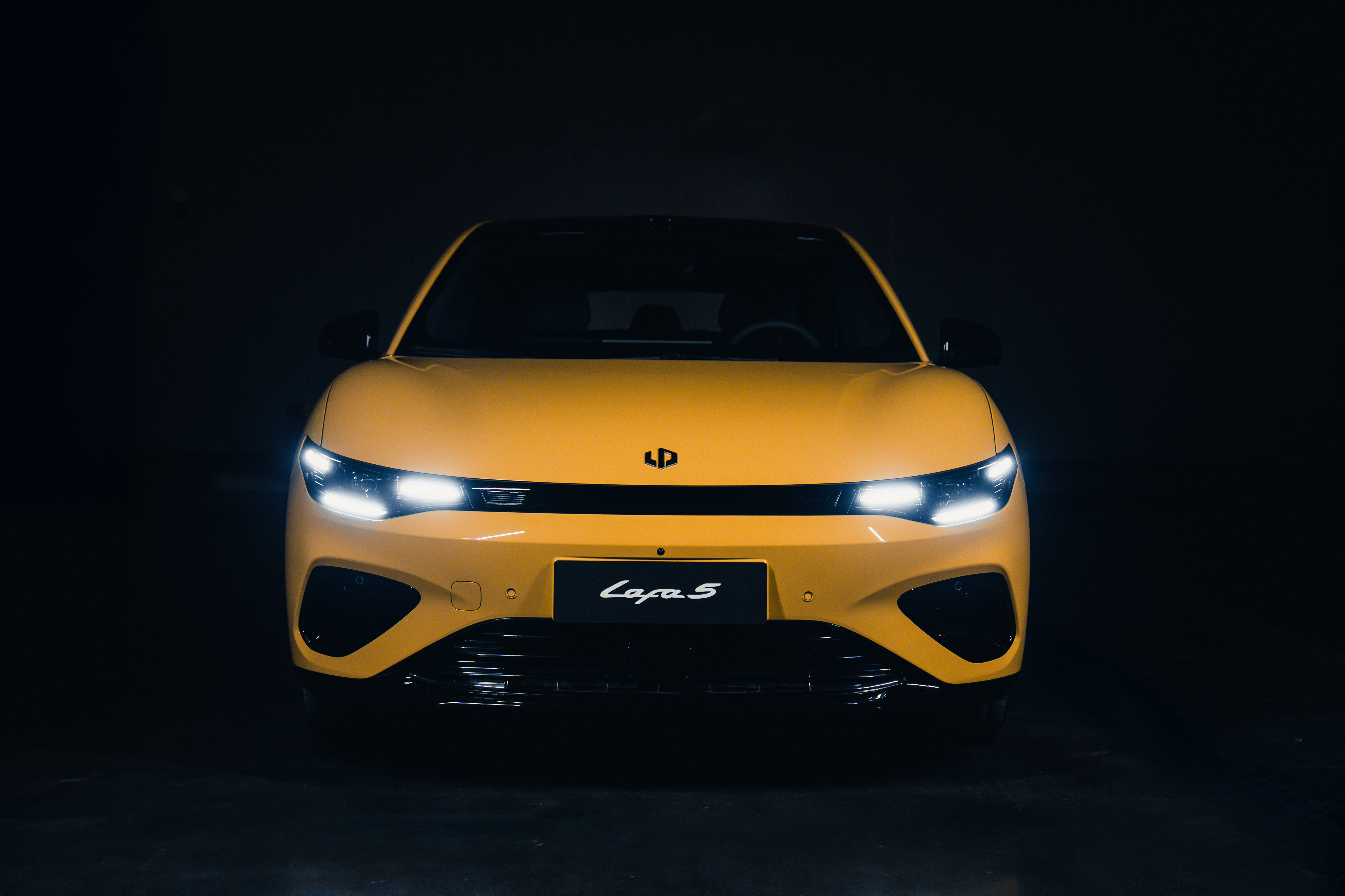 六色集结，怎么选都足够“出色”正面侧面，怎么看都足够“拉风”高颜值运动轿跑零跑L