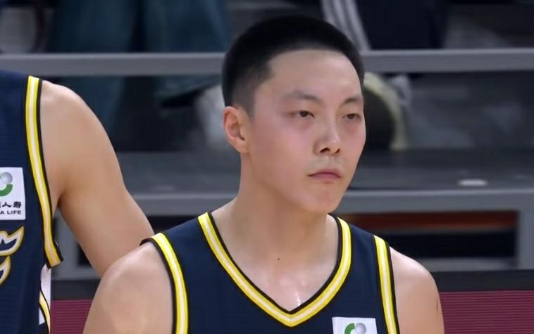 胡明轩确实有点太不争气了！在广东东阳光主场击败吉林长白山的比赛中发生极其尴尬一幕