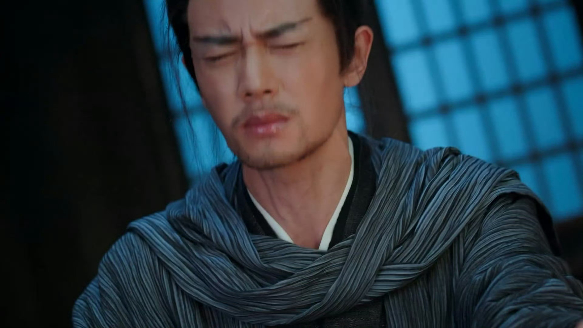 任嘉伦凤凰台上胡子造型曝光，瞬间气场全开！粗犷不羁，一眼万年。没有固化的形象，只